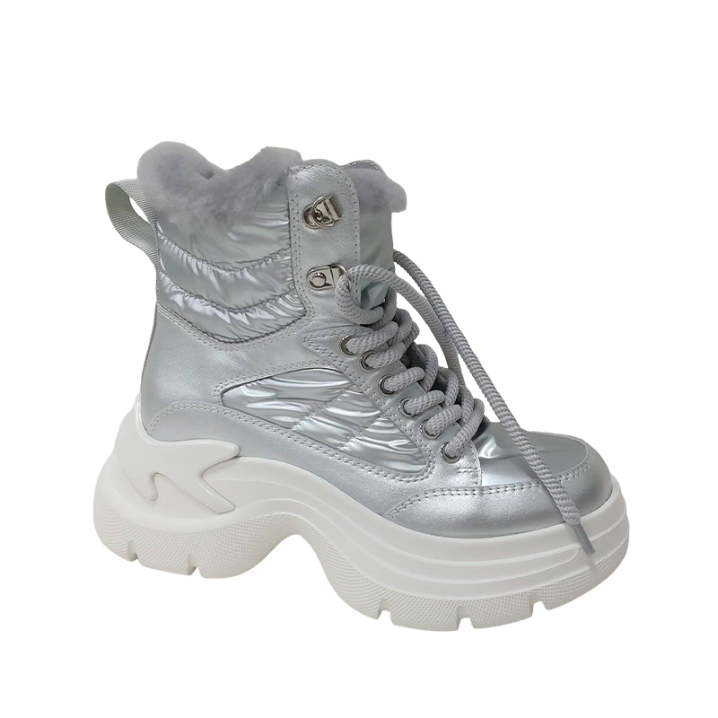 How does the sole pattern design of women's Martin boots enhance slip resistance?